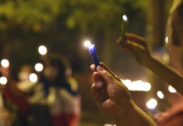 Prenden vela frente a Salud en memoria de fallecidos por Covid-19