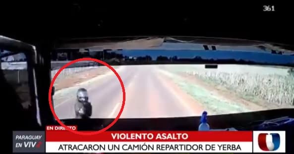 Delincuentes interceptan y asaltan camión repartidor de yerba