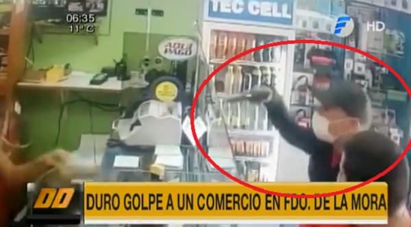 Delincuentes asaltan comercio y se llevan varios celulares