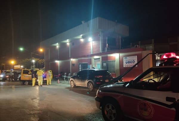 Bomberos extraen a dos funcionarios de tanque del Frigorífico Guaraní