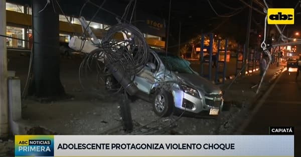 Adolescente al volante vuelca y genera destrozos