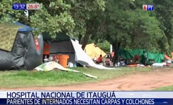 Familiares de pacientes solicitan carpas y colchones a las autoridades