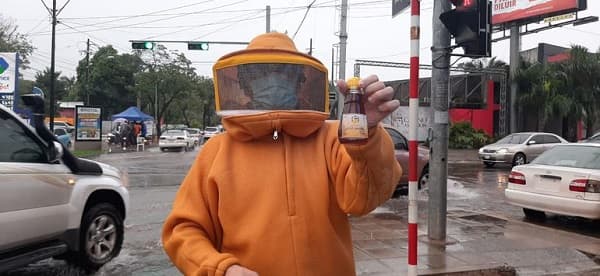 Apicultores venden sus productos para ayudar a sobreviviente de accidente aéreo