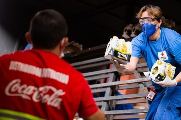 Empresa dona más de 15.000 litros de productos de hidratación para médicos y familiares  