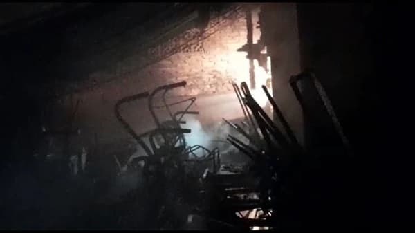 Decenas de carritos de golf arden en incendio