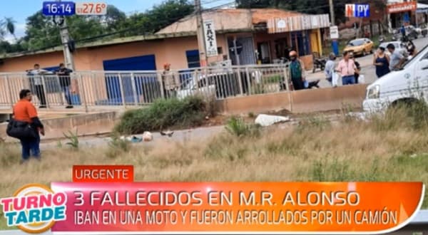 Familia que viajaba en moto perece en choque contra camión