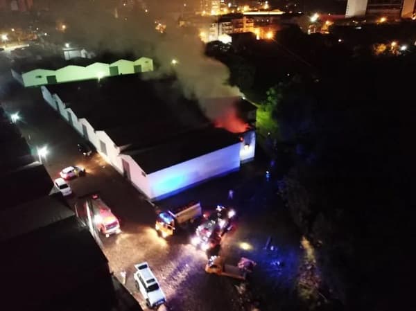 Bomberos controlan incendio provocado en complejo de depósitos