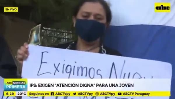 Madre de paciente con cáncer se encadena exigiendo estudio