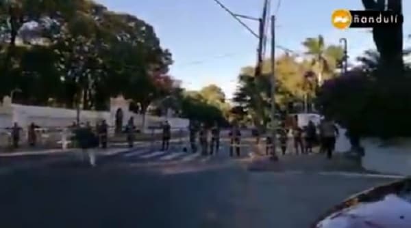 Policía bloquea inmediaciones de Mburuvicha Róga para evitar avance de manifestantes