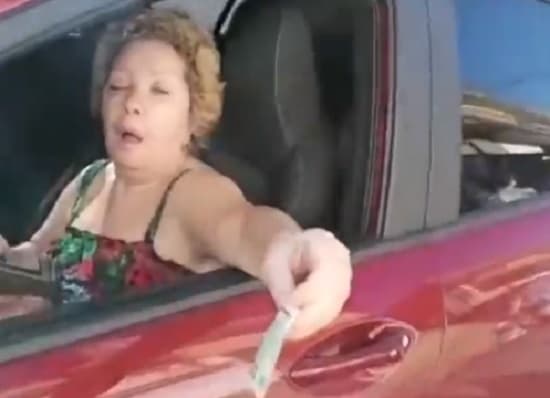 Mujer choca contra dos vehículos en el microcentro y ofrece G. 100.000