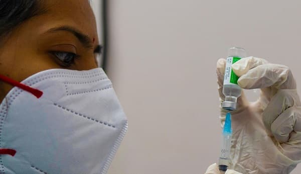 India suspende exportación de vacunas ante aumento de casos