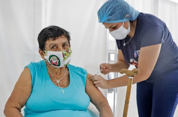 Salud amplía vacunación para mayores de 75 años