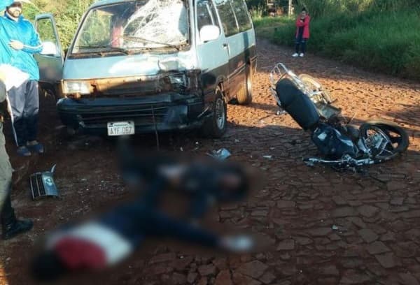 Motoclista muere y otro sufre heridas tras chocar contra camioneta