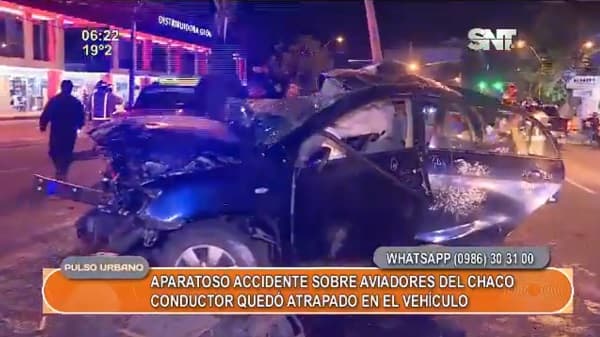 Conductor queda atrapado en su vehículo tras chocar contra un árbol