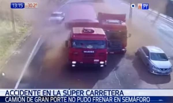 Camión se lleva por delante otros vehículos en semáforo