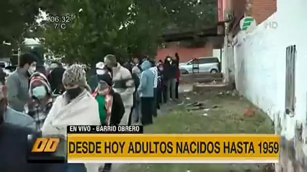 Largas filas de mayores de 62 años para inmunizarse en Barrio Obrero