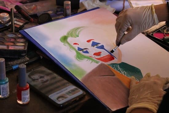 Emprendedoras convierten maquillajes en arte