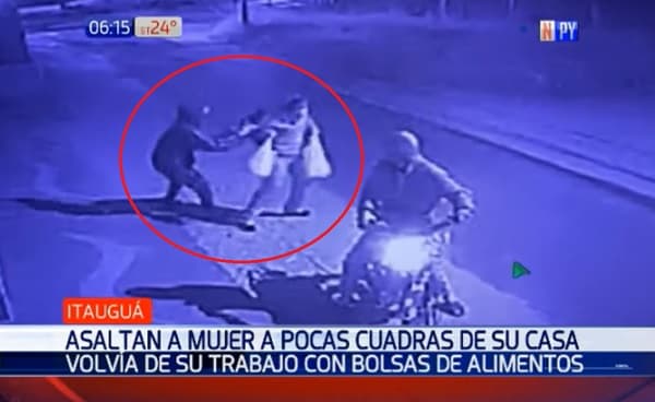 Motoasaltantes atacan a mujer a metros de su vivienda