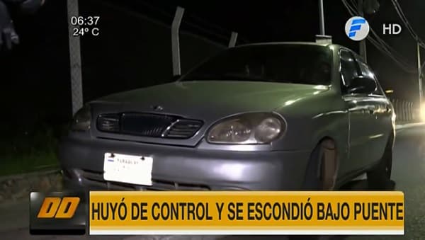 Conductor huye de control y se esconde debajo de un puente