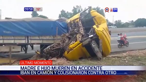 Choque entre camiones causa de muerte de madre e hijo