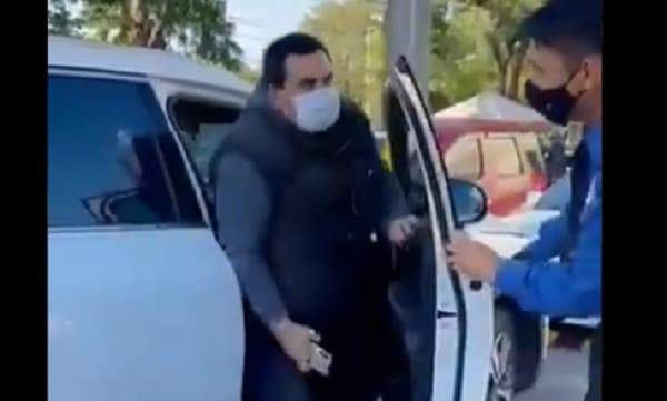 Hombre logró ingresar a vehículo ajeno en supermercado, según video viralizado