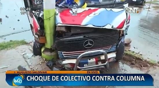Bus termina chocando contra columna luego de esquivar un auto