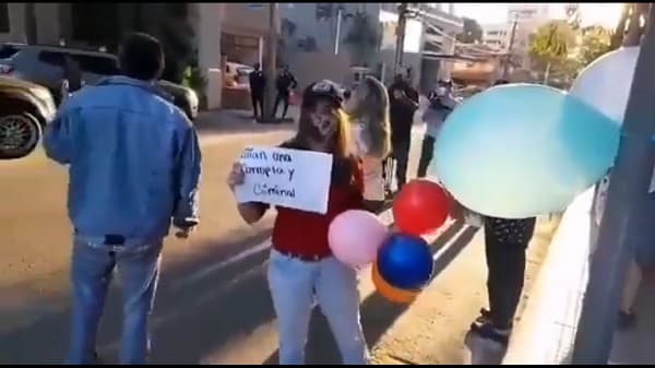 Escrachan a la senadora Lilian Samaniego durante su boda