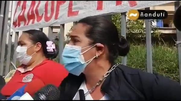 Personal de blanco exige desprecarización en manifestación frente a Salud