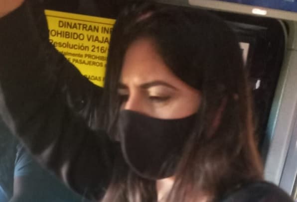 Mujer con discapacidad viajó seis horas parada, denuncian