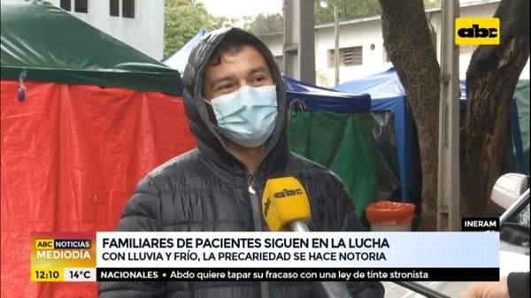 Ante frío y lluvia, familiares de pacientes lamentan “falta de humanidad” del Gobierno