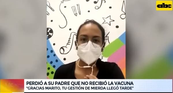 Joven protesta por falta de gestión de vacunas tras muerte de su padre