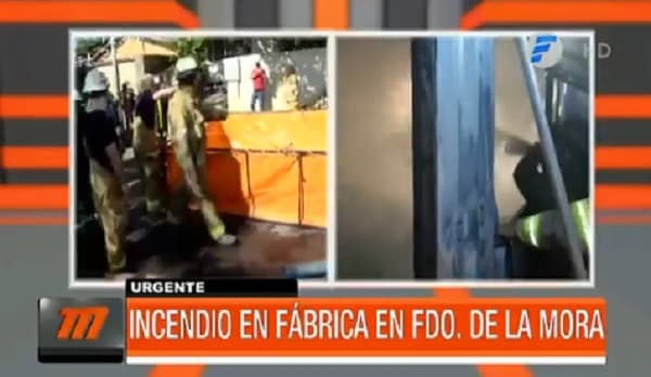 Fábrica de cartones arde en llamas en Fernando