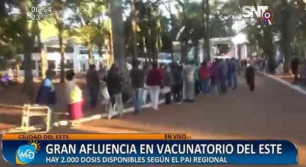 Largas filas se presentan en vacunatorio en el este