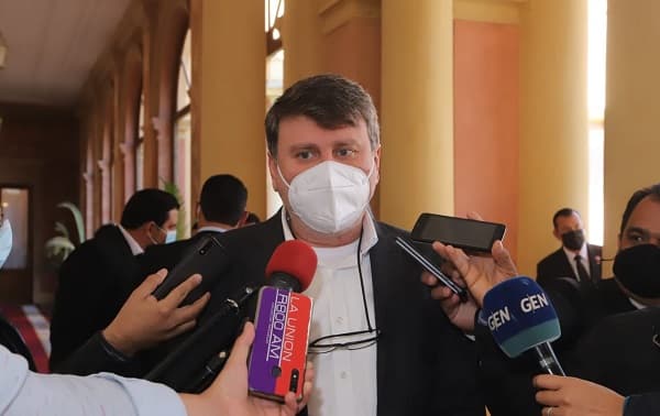 Avanzan negociaciones para mantener precio del combustilbe y del pasaje