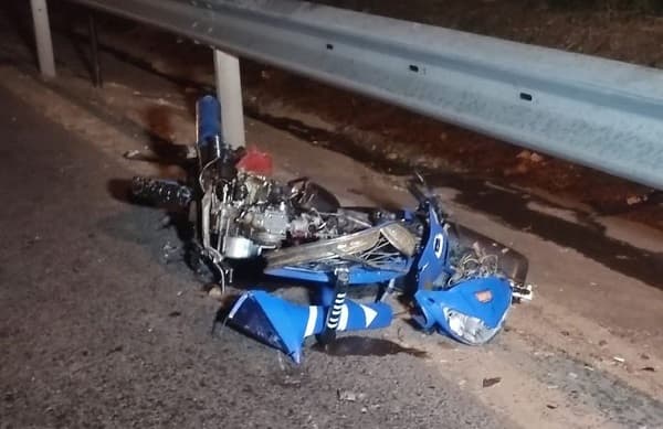 Motociclista muere tras chocar contra una baranda de seguridad