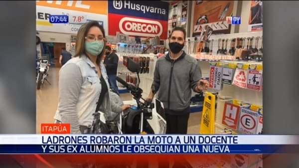Alumnos le compran moto nueva a docente que sufrió robo