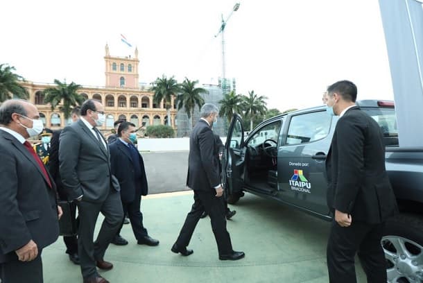 En pleno pico de fallecidos y colapso en hospitales, el Gobierno presenta camionetas