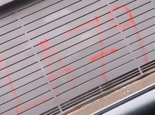 Hinchas dejan mensajes en casas de futbolistas de Olimpia