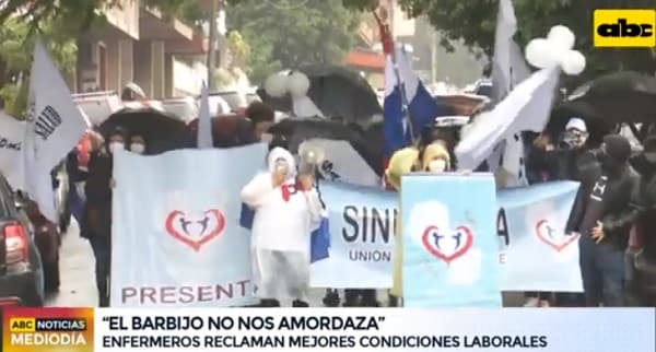 Enfermeros y funcionarios protestan por mejores condiciones laborales