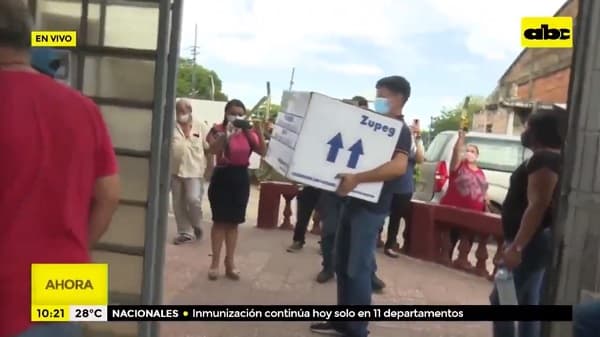 Con aplausos reciben vacunas en Barrio Obrero tras tensa espera