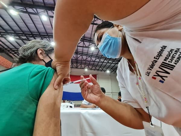 Analizan instalar vacunatorios en inmediaciones de mercados de San Lorenzo y Luque