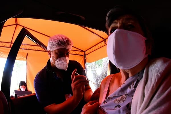 Este domingo continúa vacunación para mayores de 70 años