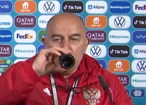 El técnico de Rusia hizo lo contrario a Cristiano y ahora es viral