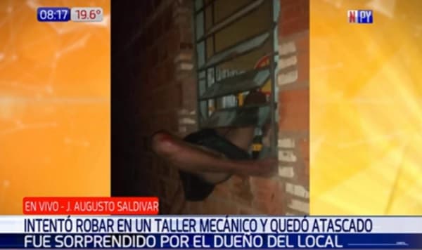 Sospechoso queda atrapado en ventana de taller al intentar huir