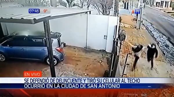 Mujer lanza su teléfono al techo de una casa y lucha con asaltante