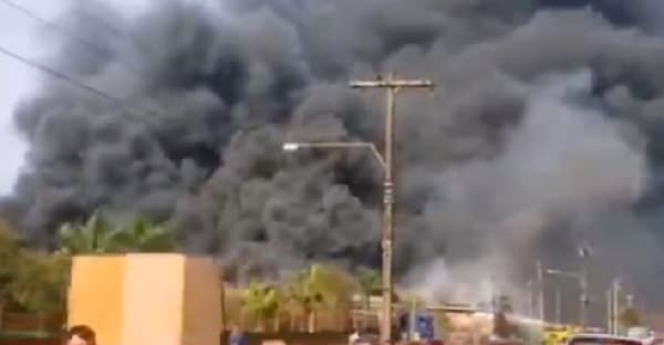 Reportan incendio de gran magnitud en fábrica textil