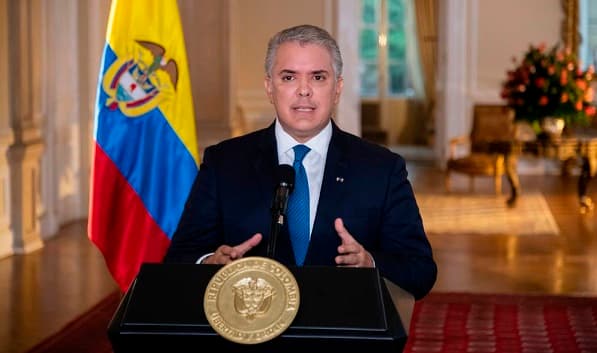 Atacan a balazos el helicóptero donde viajaba el presidente colombiano