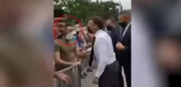 Hombre abofetea al presidente francés