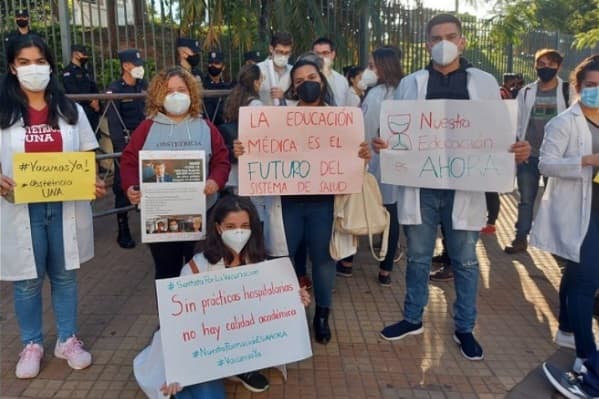 Estudiantes de Medicina de la UNA piden vacunarse contra el Covid-19