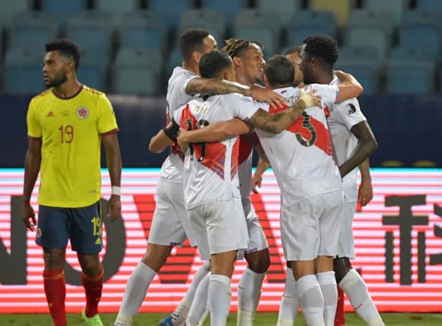 Perú vence a Colombia y se mete en la pelea